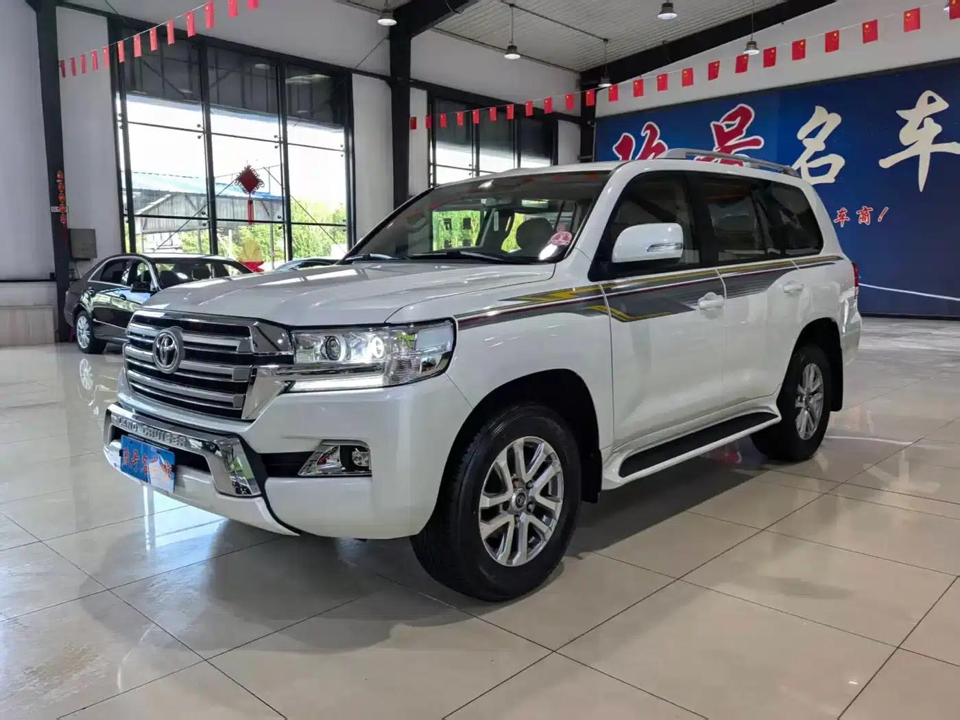 2015 Imported Land Cruiser 4.0L V6 Middle East Base Model — миниатюра 1