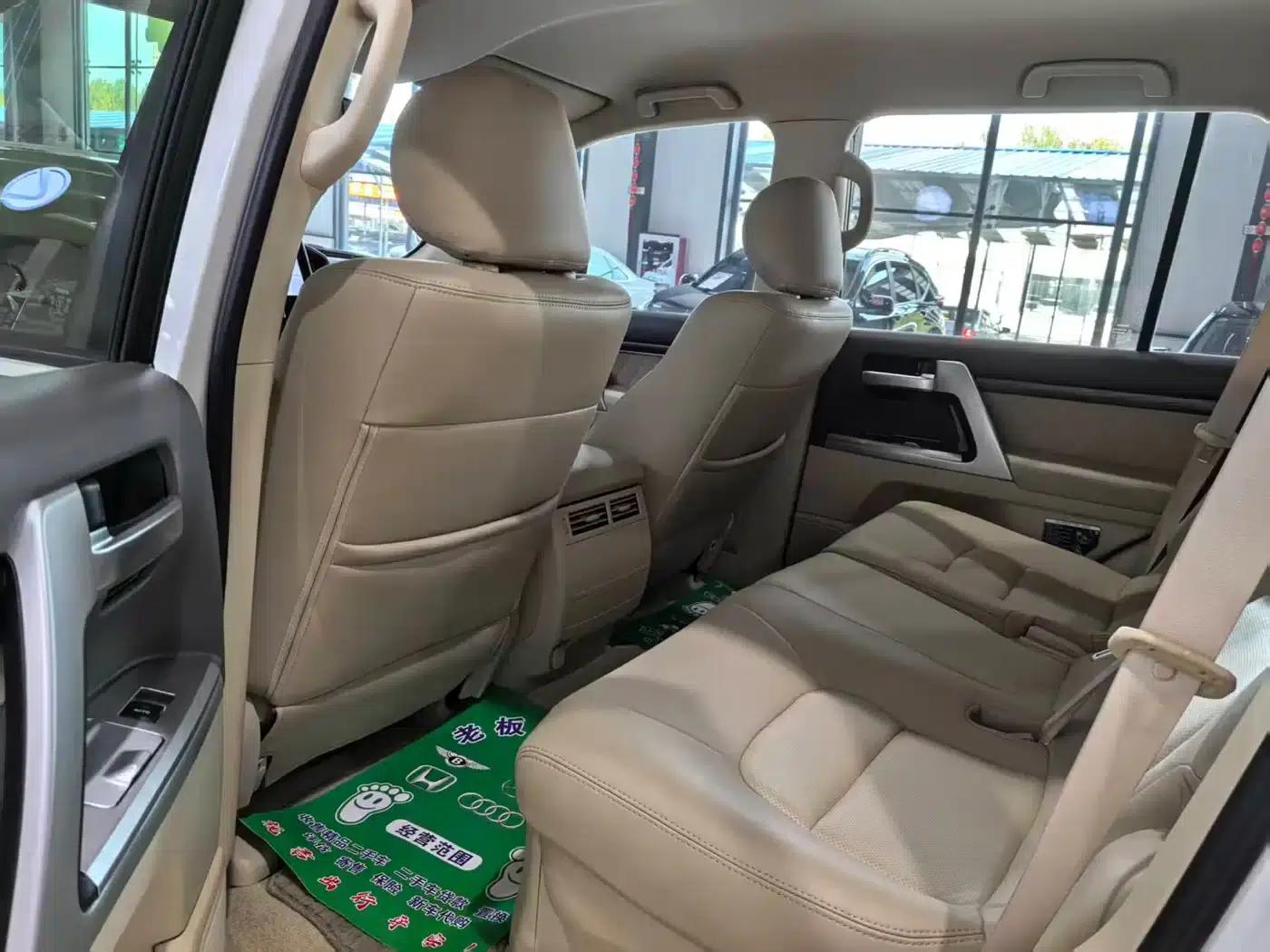 2015 Imported Land Cruiser 4.0L V6 Middle East Base Model — миниатюра 11