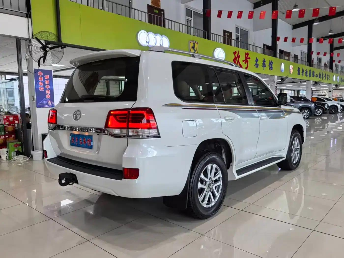 2015 Imported Land Cruiser 4.0L V6 Middle East Base Model — миниатюра 14