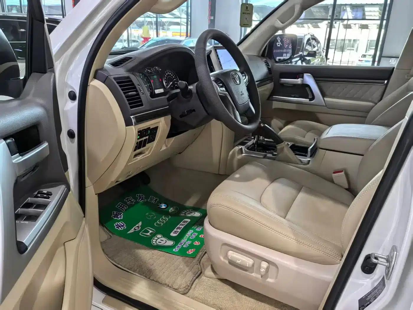 2015 Imported Land Cruiser 4.0L V6 Middle East Base Model — миниатюра 4