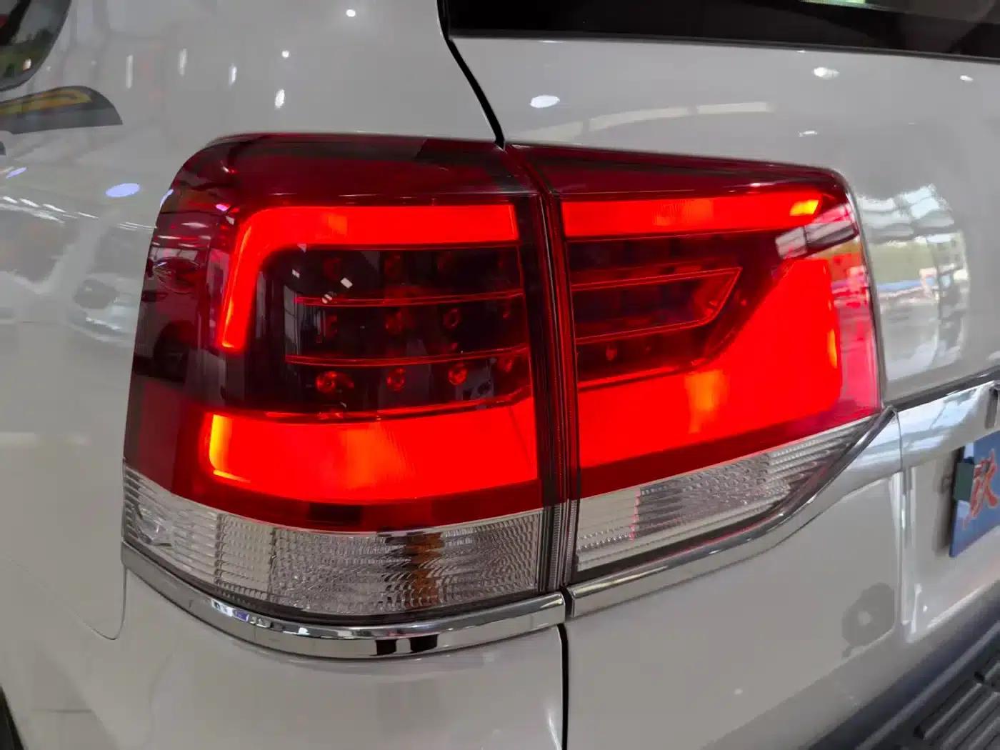 2015 Imported Land Cruiser 4.0L V6 Middle East Base Model — миниатюра 10