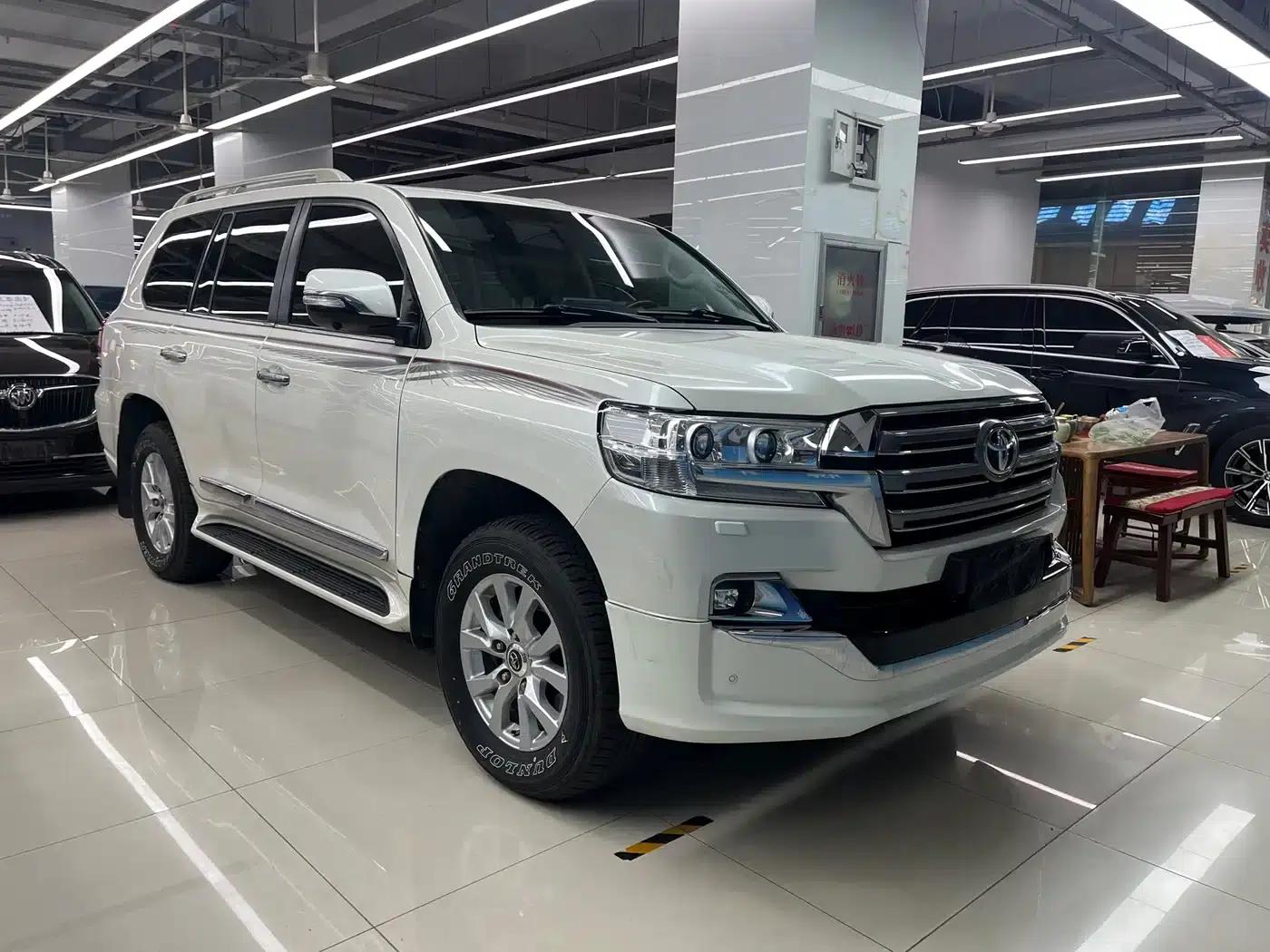 2019 Land Cruiser (Imported) 5.7L Automatic — миниатюра 3