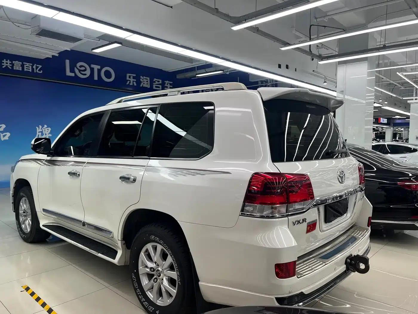 2019 Land Cruiser (Imported) 5.7L Automatic — миниатюра 4