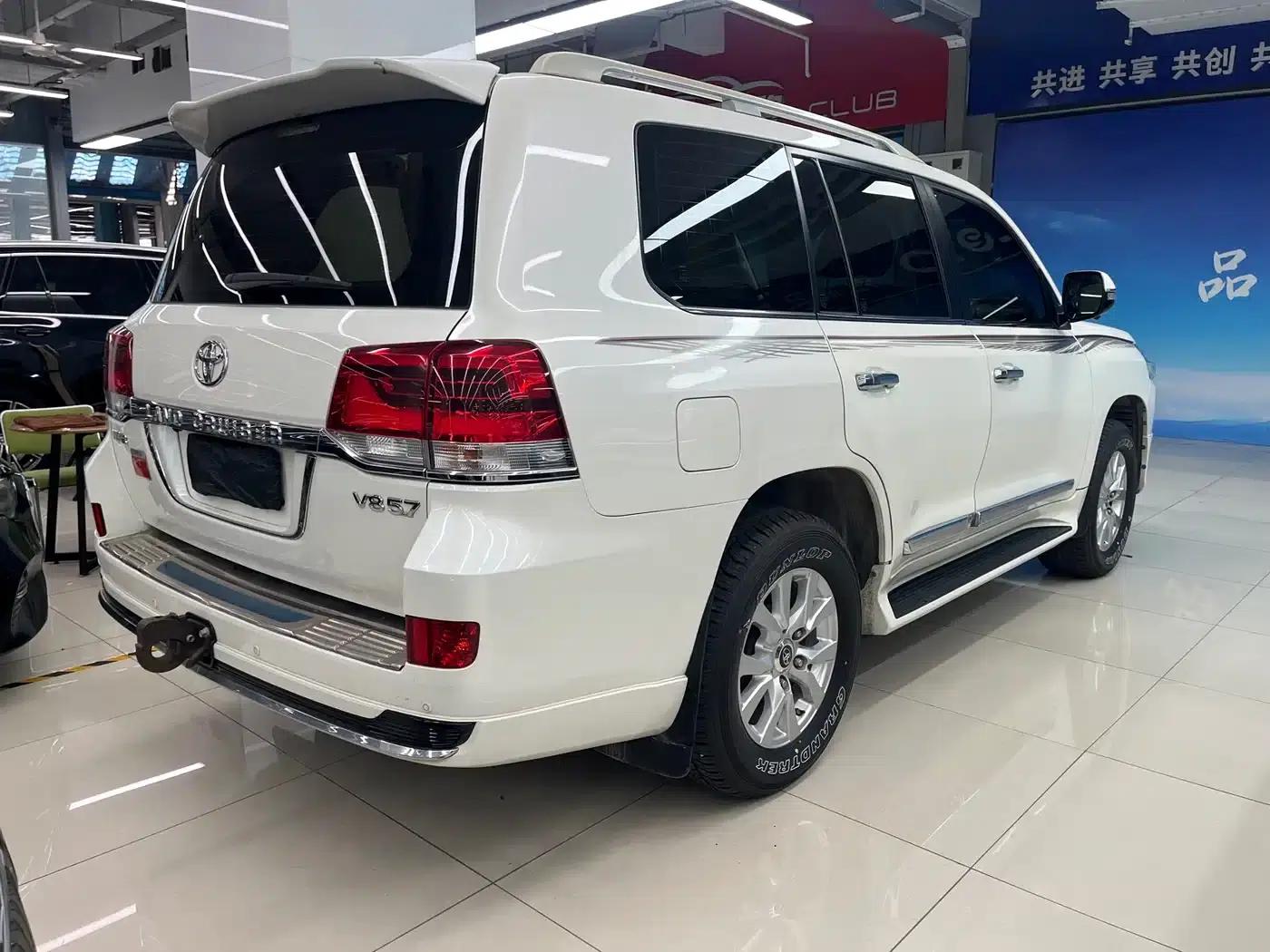 2019 Land Cruiser (Imported) 5.7L Automatic — миниатюра 5