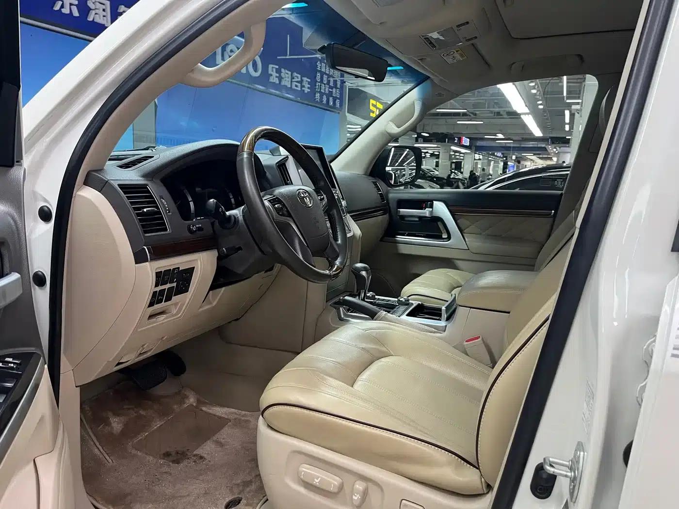 2019 Land Cruiser (Imported) 5.7L Automatic — миниатюра 6