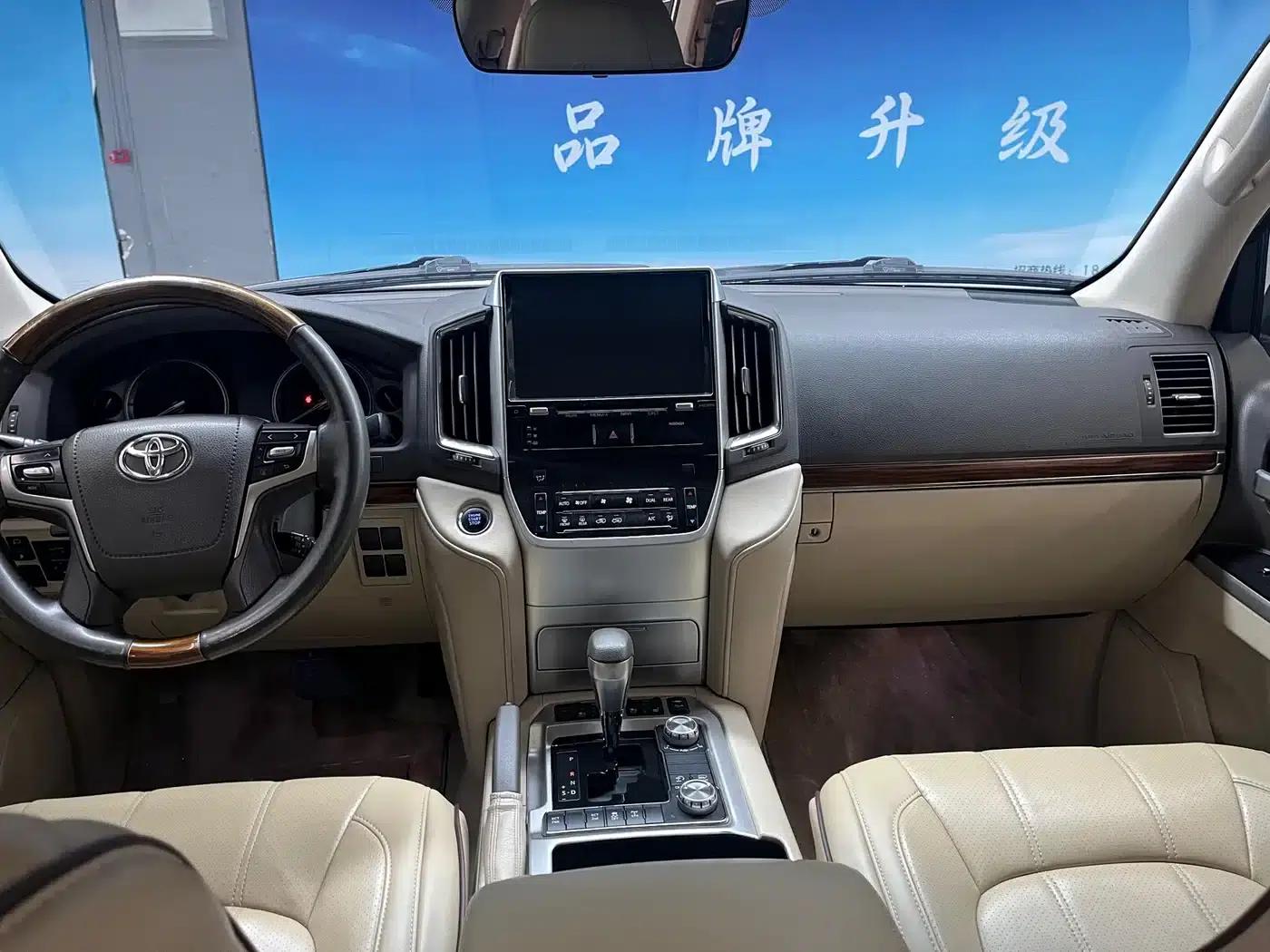 2019 Land Cruiser (Imported) 5.7L Automatic — миниатюра 8