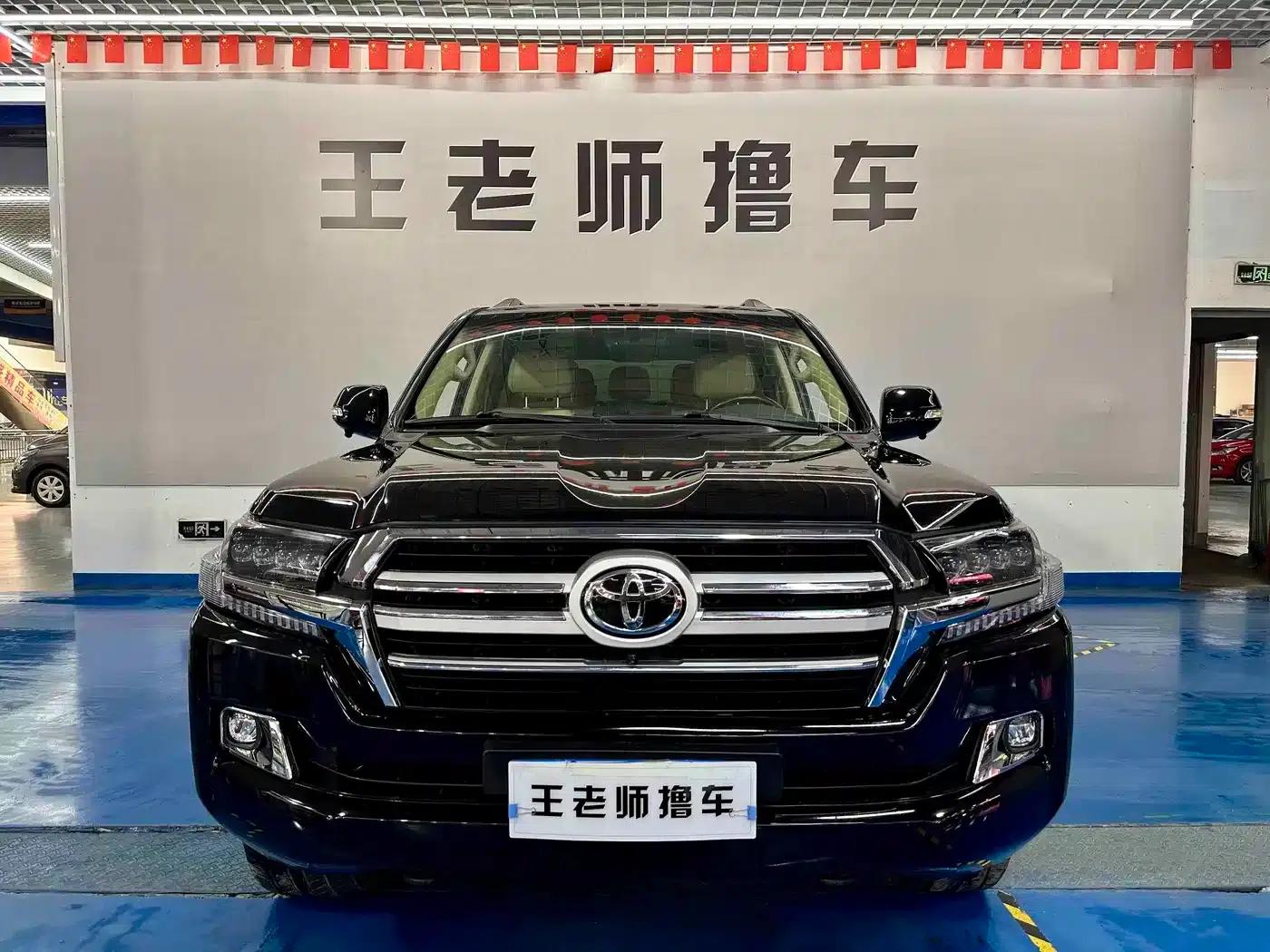 2016 Land Cruiser (Imported) 4.0L Middle East Edition — миниатюра 1