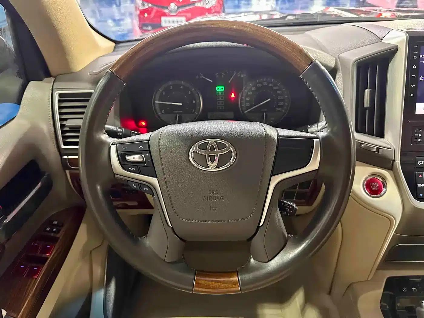 2016 Land Cruiser (Imported) 4.0L Middle East Edition — миниатюра 12