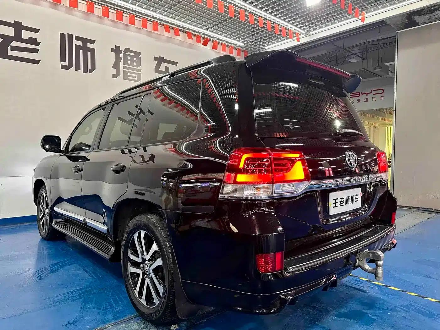 2016 Land Cruiser (Imported) 4.0L Middle East Edition — миниатюра 18