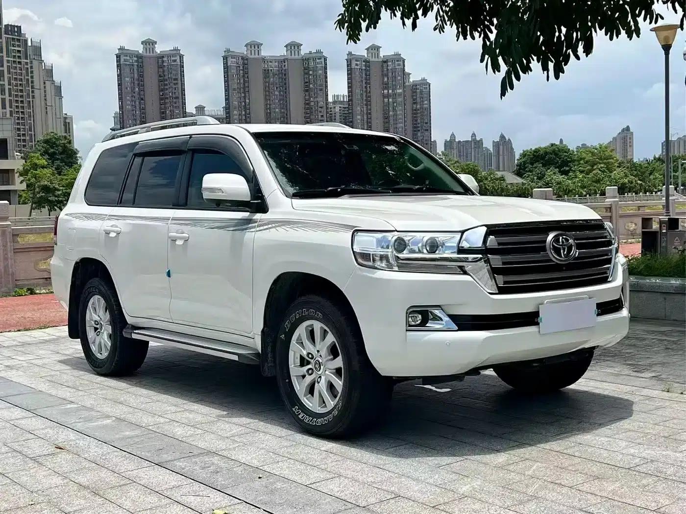 2015 Land Cruiser (Imported) 4.0L V6 Middle East Limited Edition — миниатюра 3