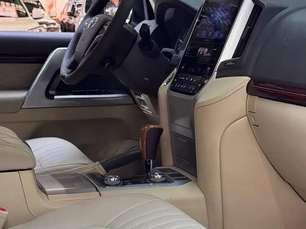2015 Imported Land Cruiser 4.0L V6 Middle East Base Model — миниатюра 4