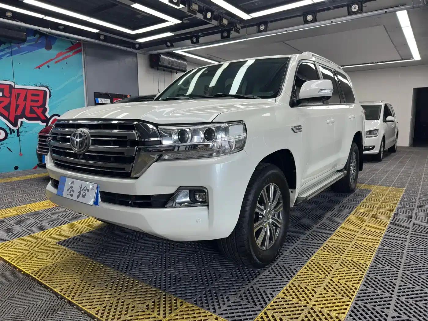 2020 Land Cruiser (Imported) 4.0L Middle East Edition — миниатюра 1