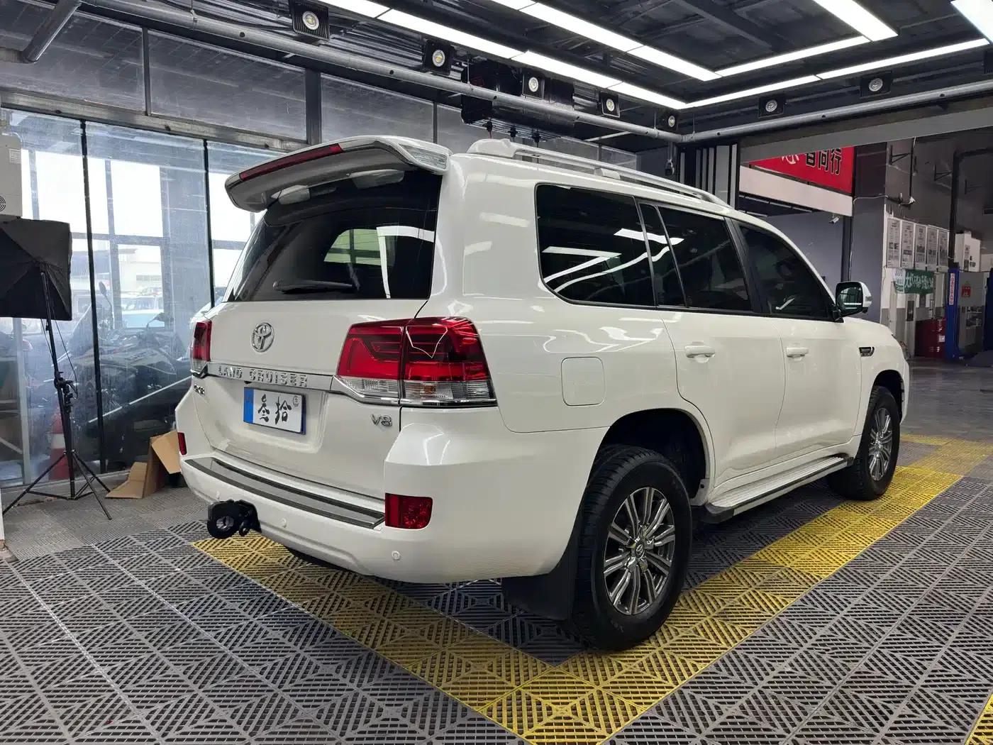 2020 Land Cruiser (Imported) 4.0L Middle East Edition — миниатюра 14