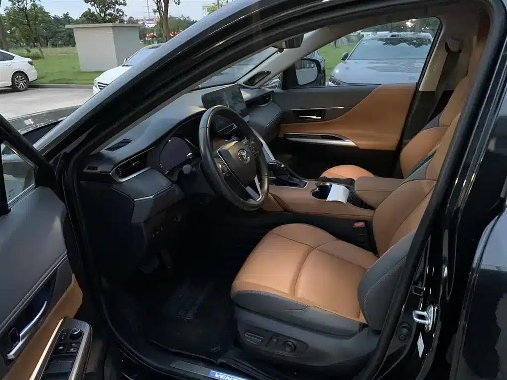 Venza 2023 2.0L CVT 2WD Premium Edition — миниатюра 4