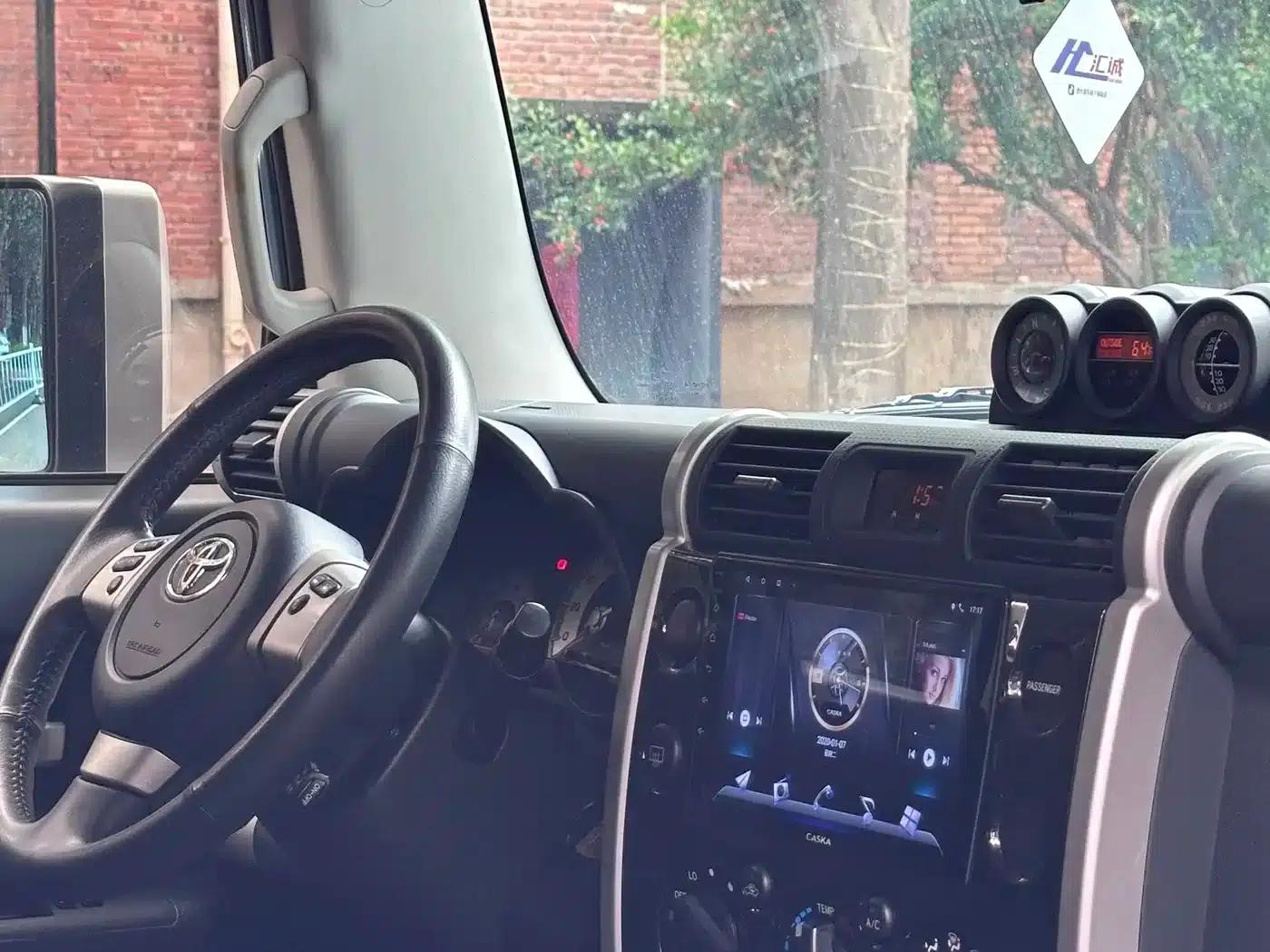2018 FJ Cruiser 4.0L Automatic — миниатюра 6