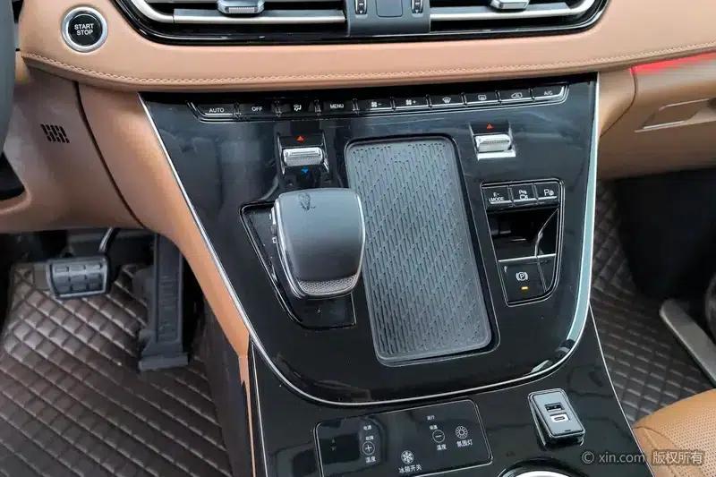 Hongqi HQ9 PHEV 2024 AWD Luxury Edition — миниатюра 15