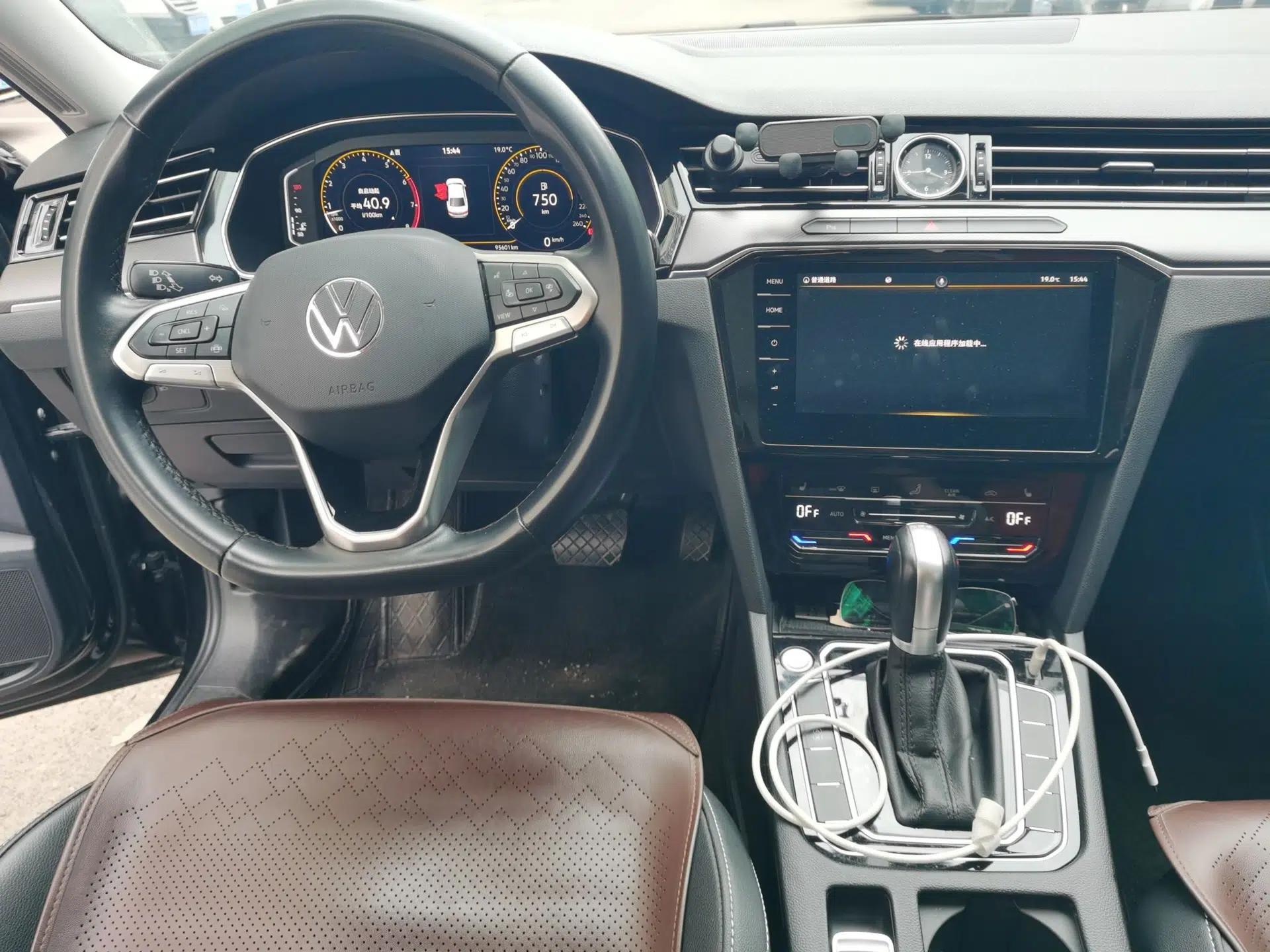 Volkswagen Magotan 2021 330TSI DSG 30th Anniversary Edition — миниатюра 13