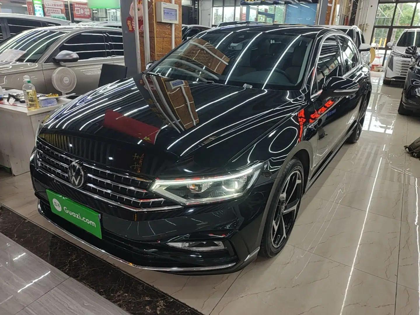 Volkswagen Magotan 2023 2 Million Units Commemorative Edition 330TSI DSG Luxury Version — миниатюра 1