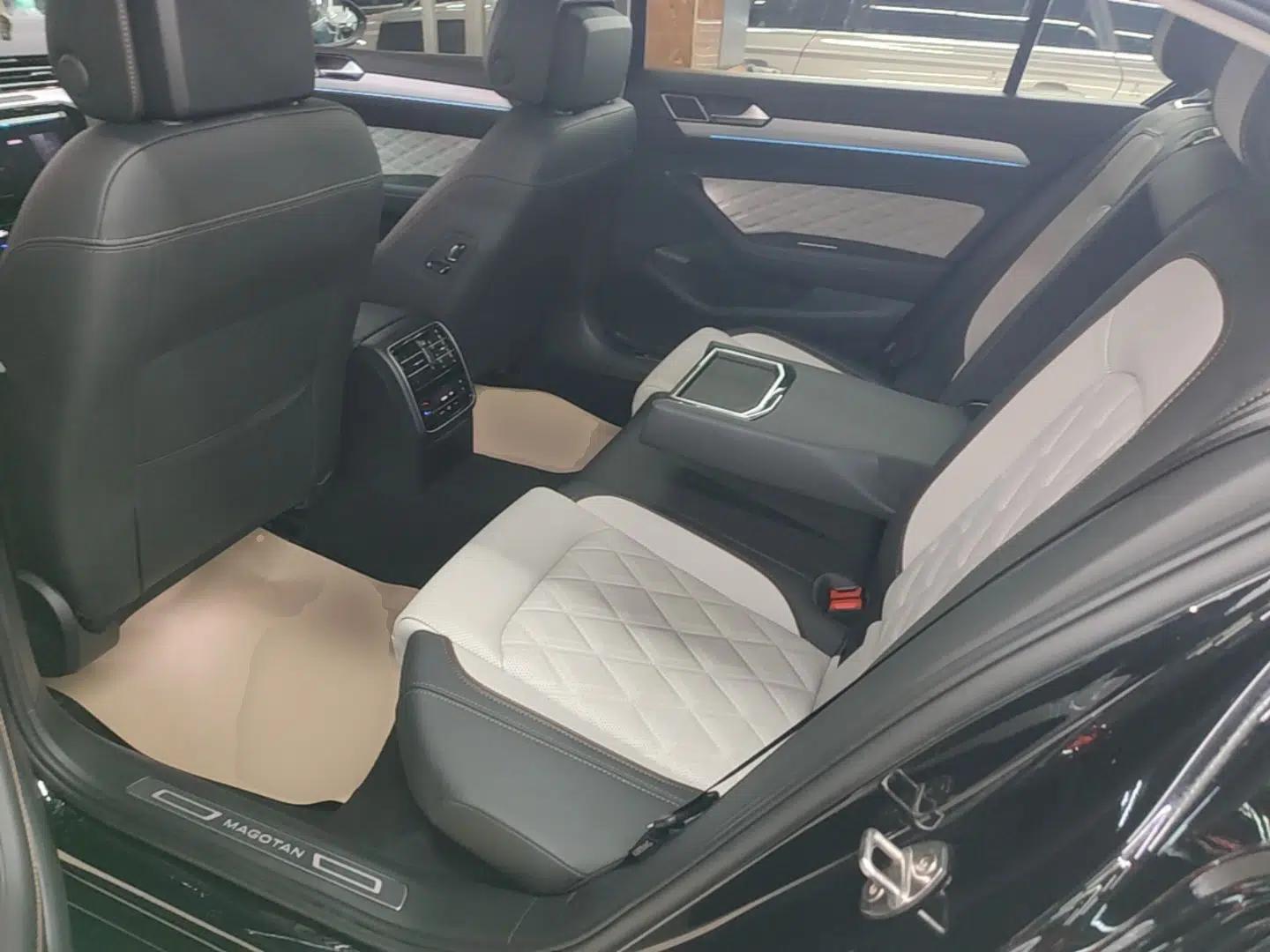 Volkswagen Magotan 2023 2 Million Units Commemorative Edition 330TSI DSG Luxury Version — миниатюра 20