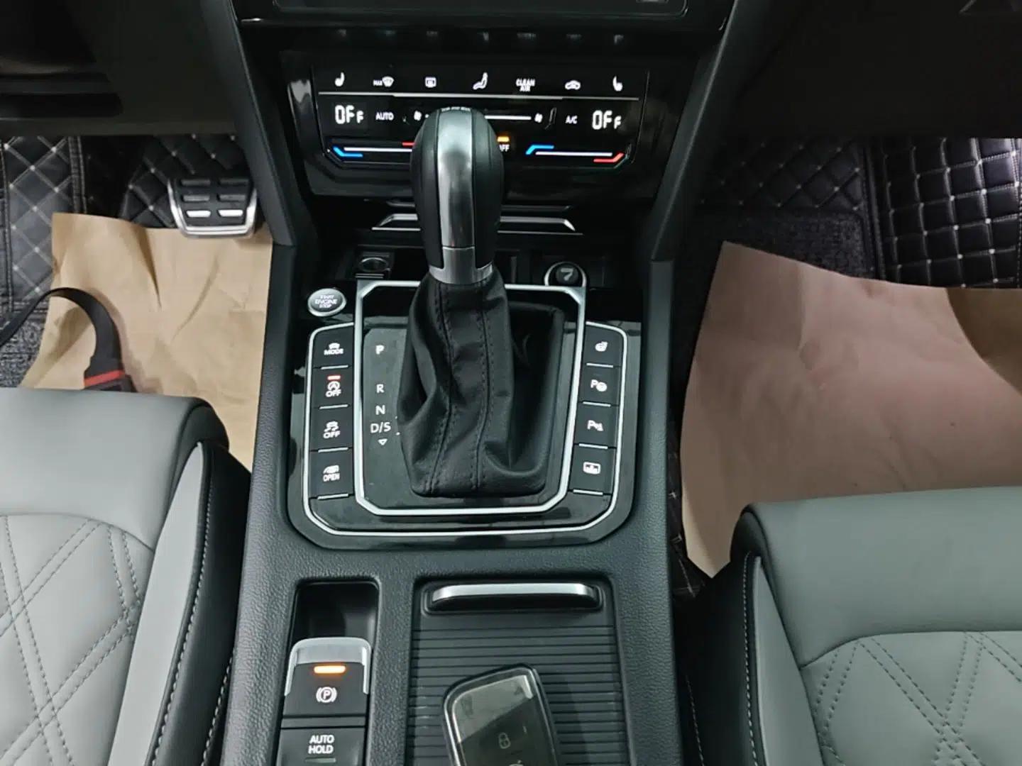 Volkswagen Magotan 2023 2 Million Units Limited Edition 330TSI DSG Leading Version — миниатюра 16
