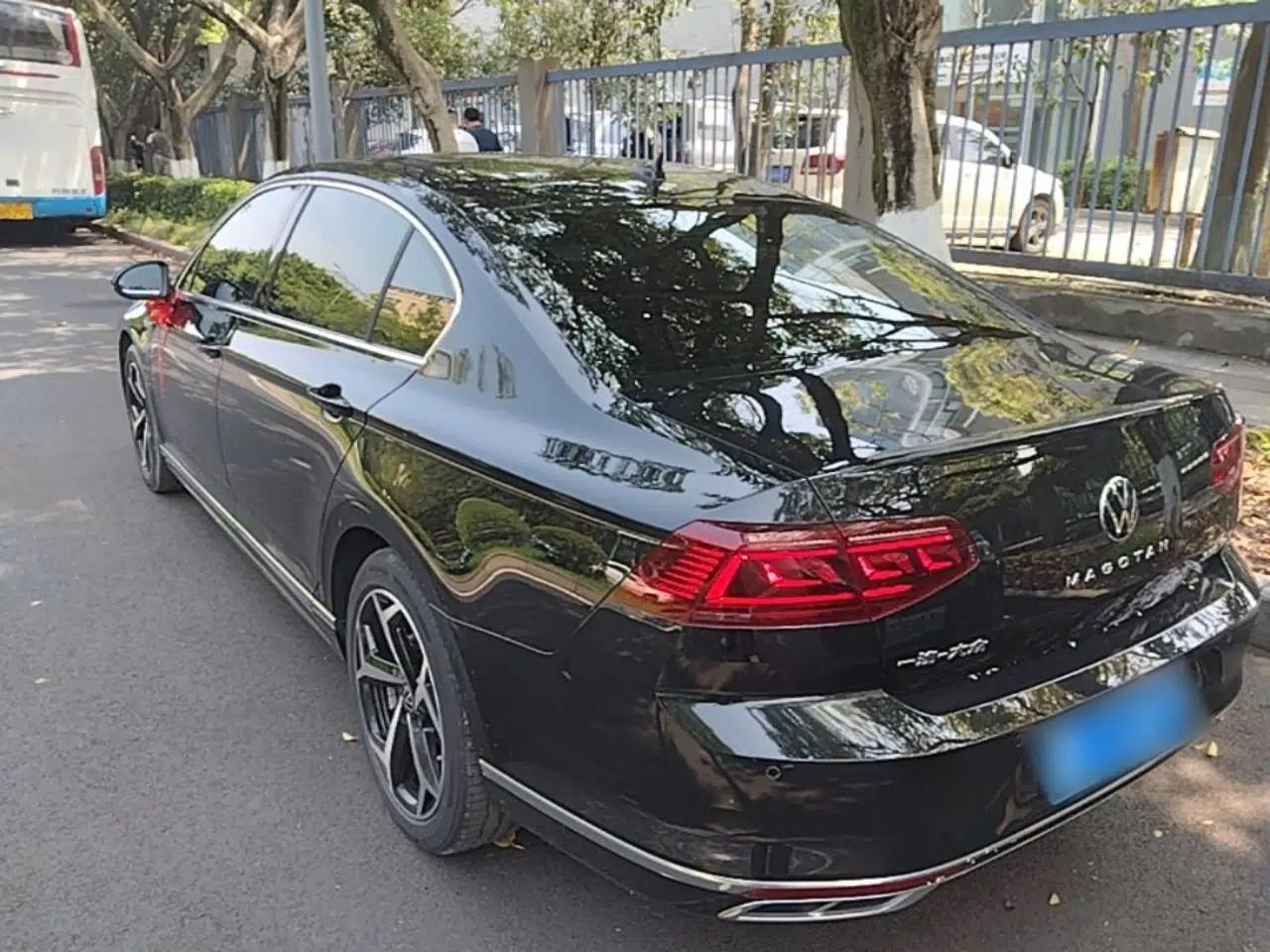 Volkswagen Magotan 2023 2 Million Units Commemorative Edition 330TSI DSG Luxury Version — миниатюра 4