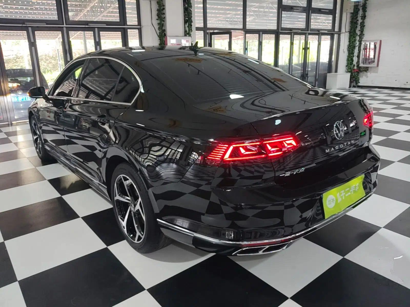 Volkswagen Magotan 2023 2 Million Units Commemorative Edition 330TSI DSG Luxury Version — миниатюра 4