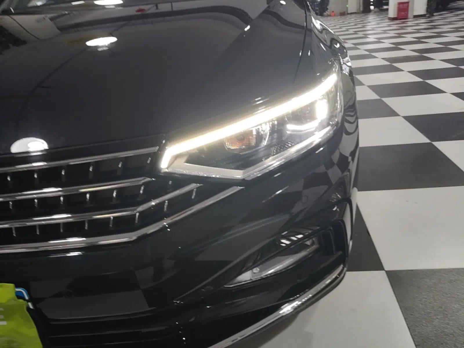 Volkswagen Magotan 2023 2 Million Units Commemorative Edition 330TSI DSG Luxury Version — миниатюра 8