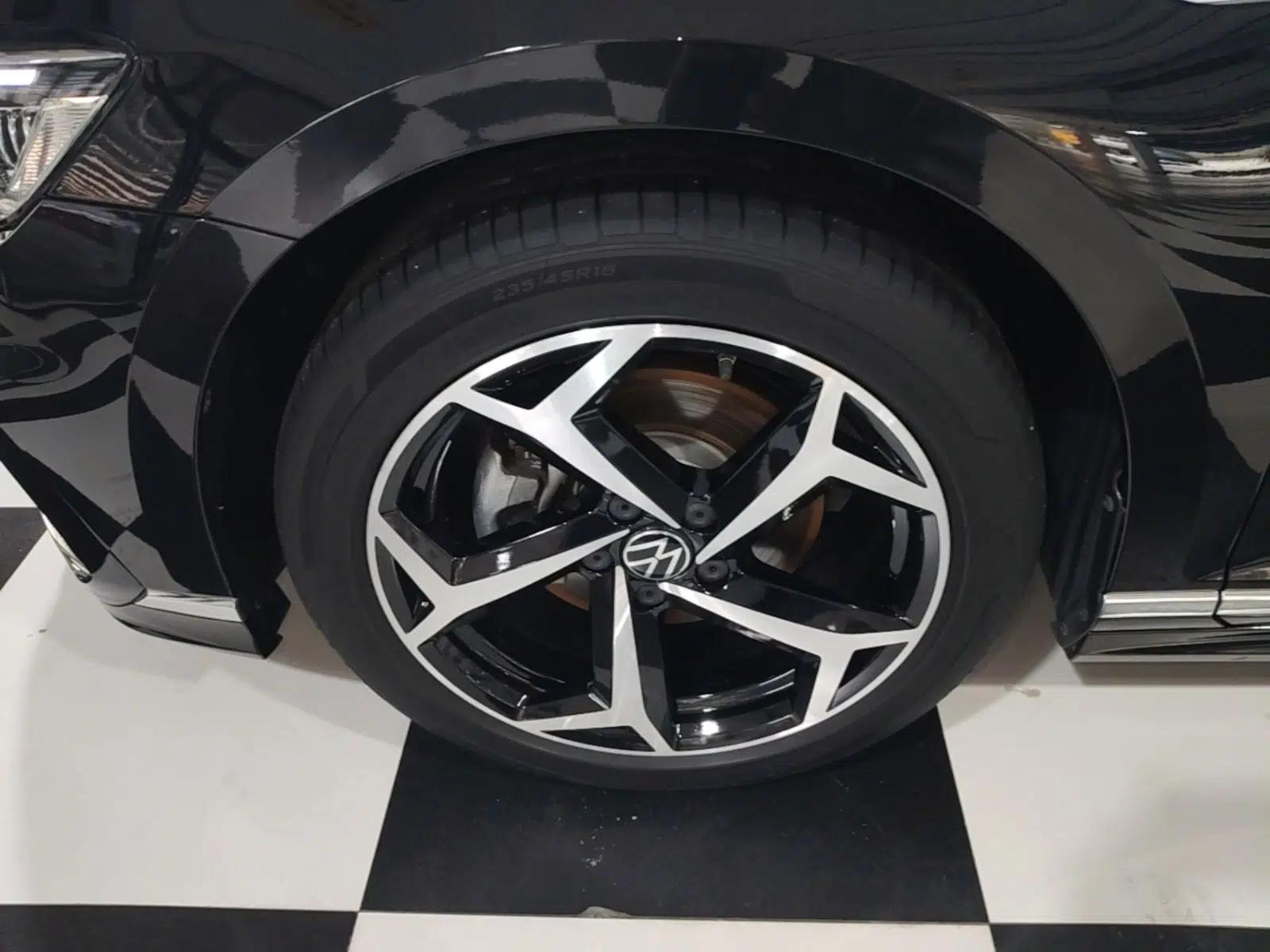 Volkswagen Magotan 2023 2 Million Units Commemorative Edition 330TSI DSG Luxury Version — миниатюра 10
