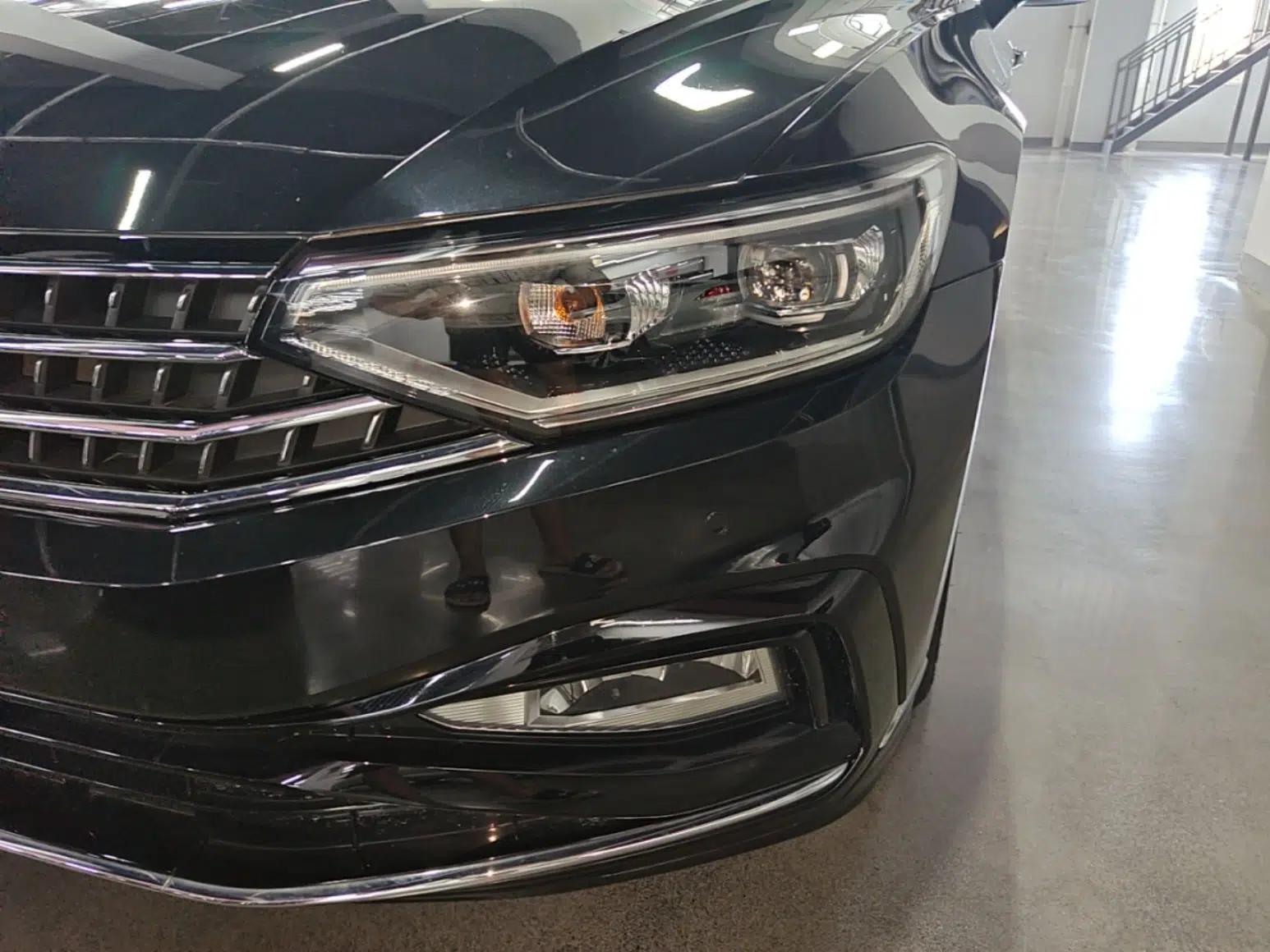 Volkswagen Magotan 2023 2 Million Units Commemorative Edition 330TSI DSG Luxury Version — миниатюра 8