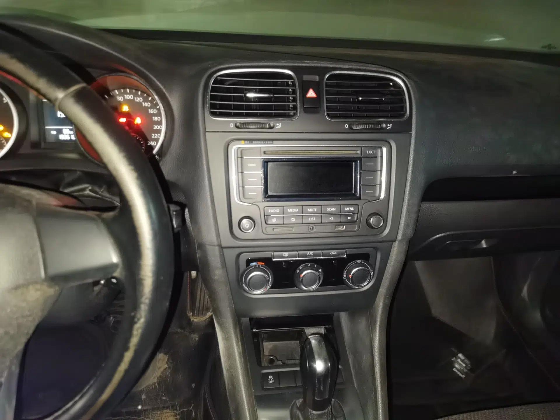 Volkswagen Golf 2014 1.6L Automatic Comfort Model — миниатюра 11