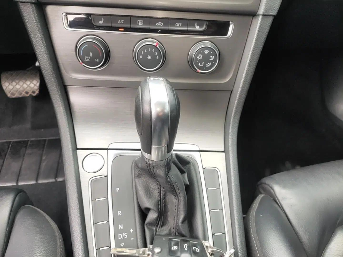 Volkswagen Golf 2016 230TSI Automatic Luxury Version — миниатюра 21