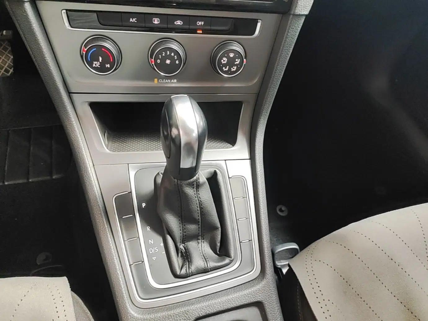Volkswagen Golf 2016 1.6L Automatic Fashion Model — миниатюра 16