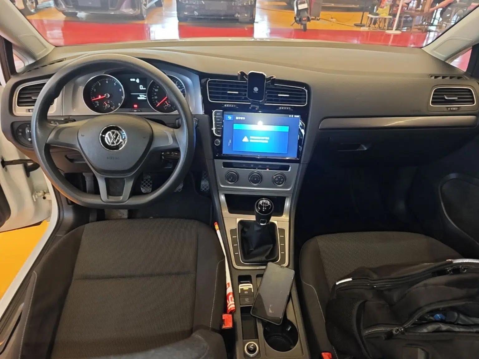 Volkswagen Golf 2016 1.6L Manual Fashion Edition — миниатюра 17
