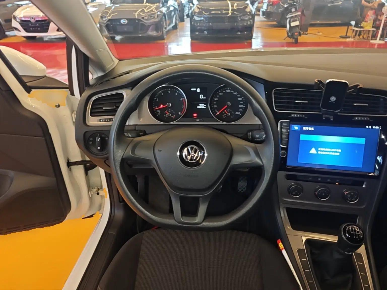 Volkswagen Golf 2016 1.6L Manual Fashion Edition — миниатюра 18
