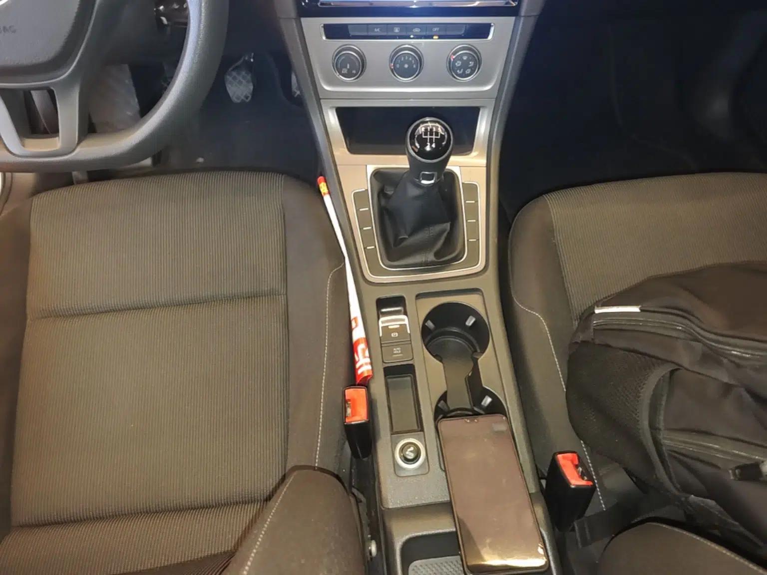 Volkswagen Golf 2016 1.6L Manual Fashion Edition — миниатюра 21