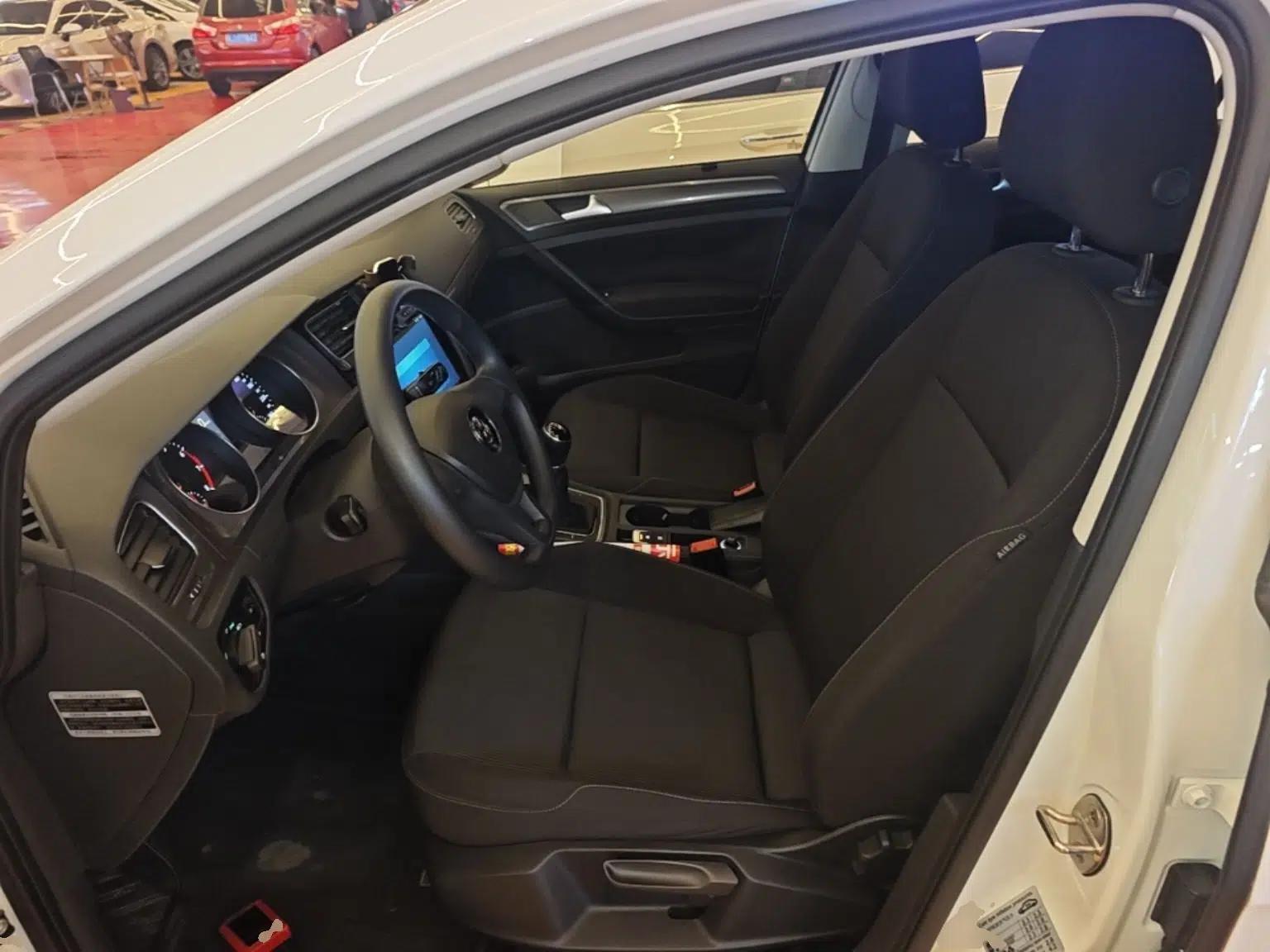 Volkswagen Golf 2016 1.6L Manual Fashion Edition — миниатюра 22