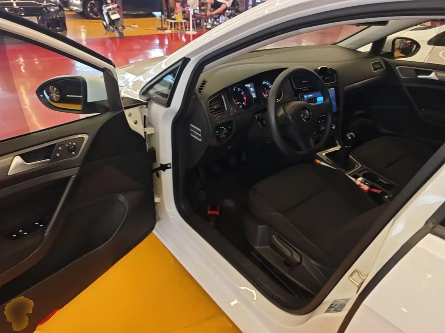 Volkswagen Golf 2016 1.6L Manual Fashion Edition — миниатюра 23