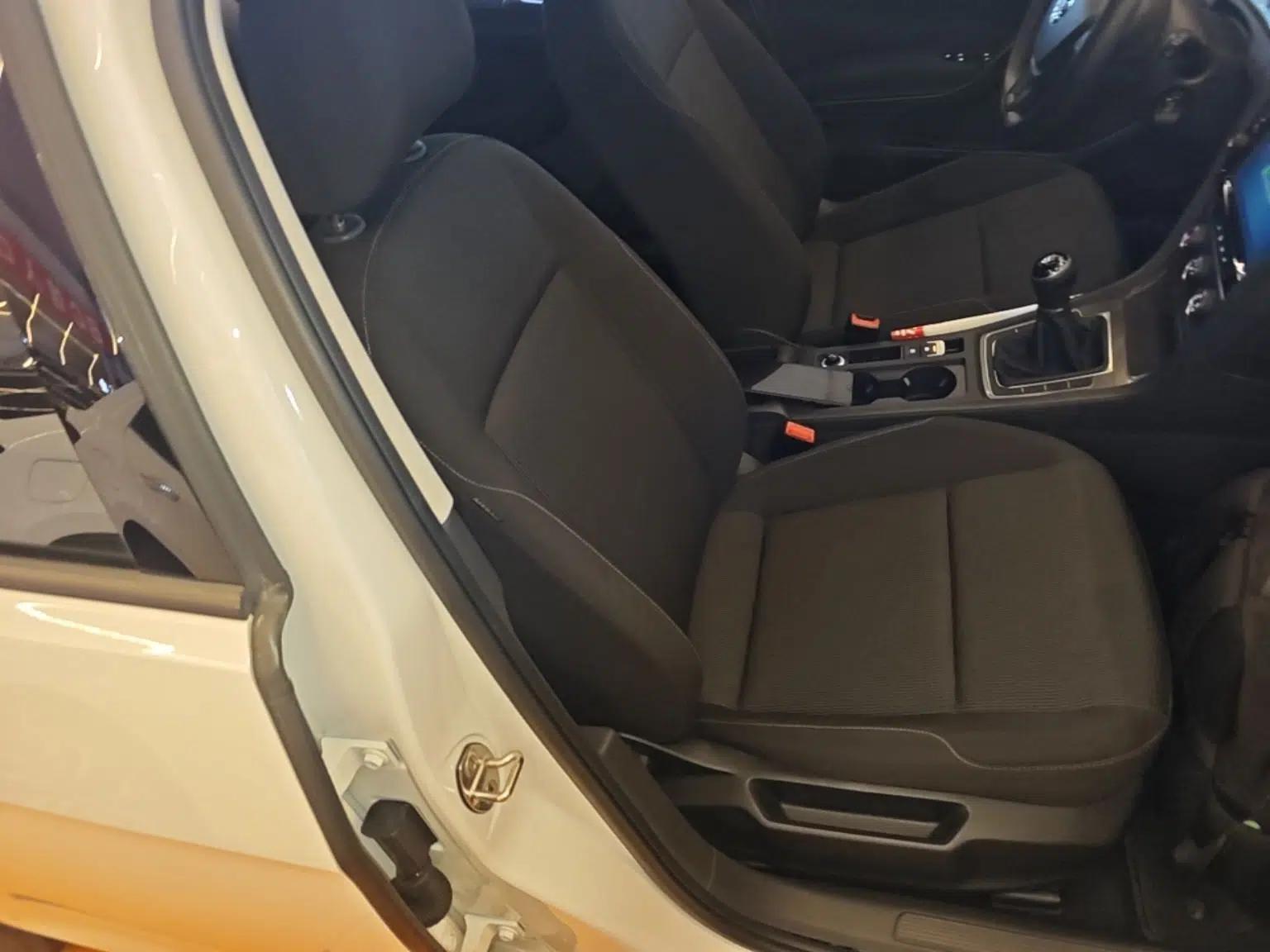 Volkswagen Golf 2016 1.6L Manual Fashion Edition — миниатюра 24