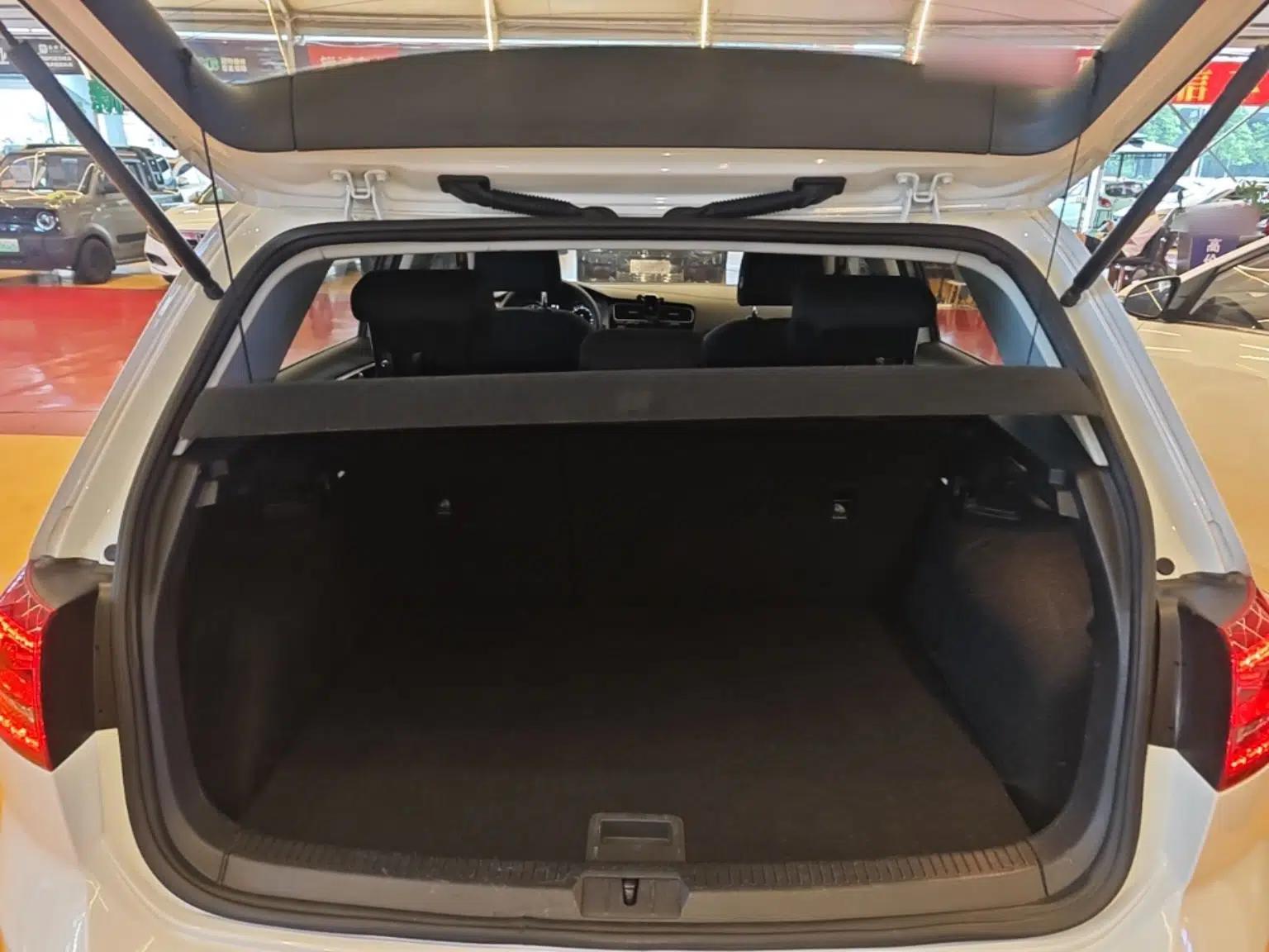 Volkswagen Golf 2016 1.6L Manual Fashion Edition — миниатюра 27