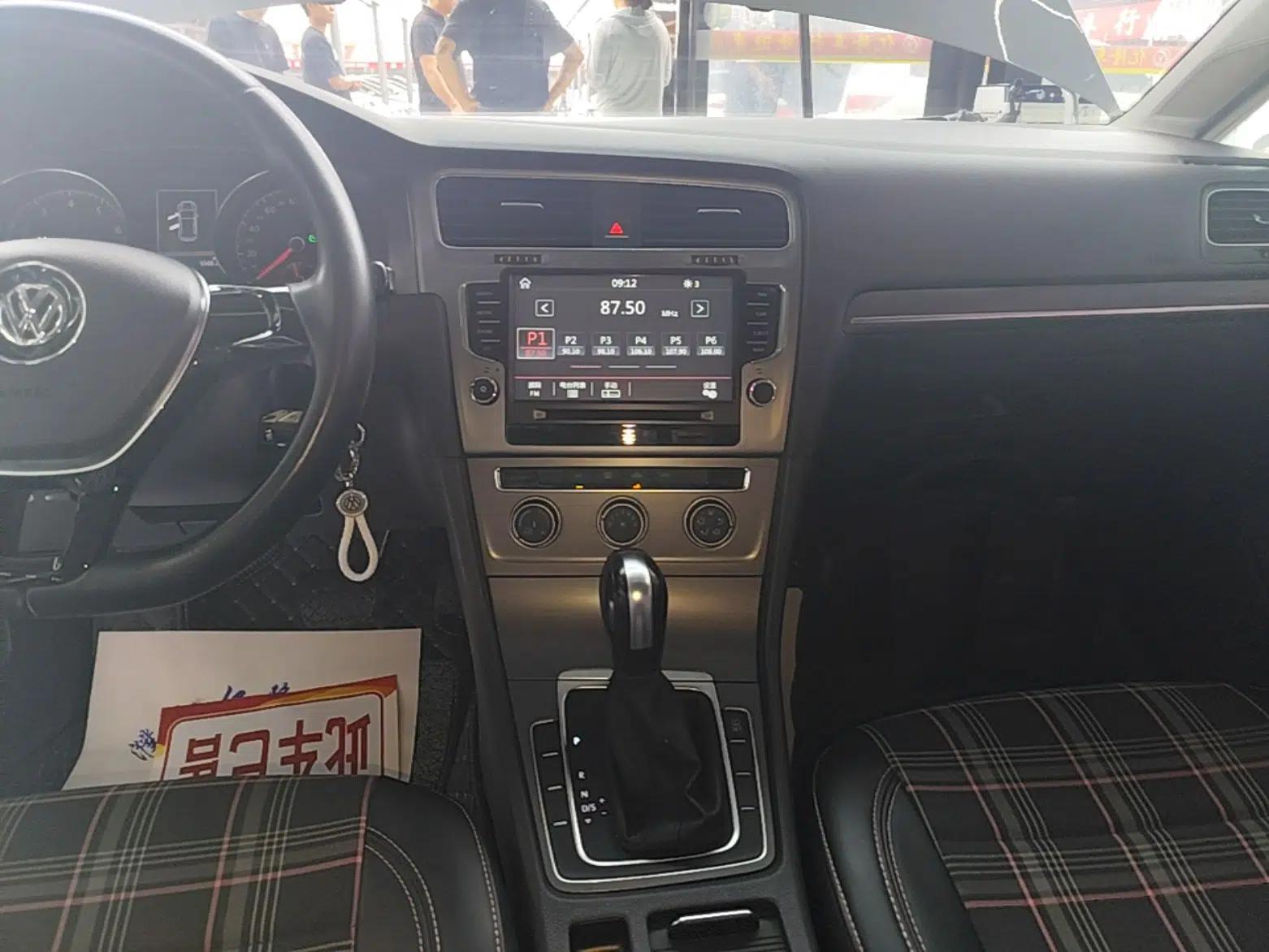 Volkswagen Golf 2015 1.6L Automatic Comfort Model — миниатюра 15