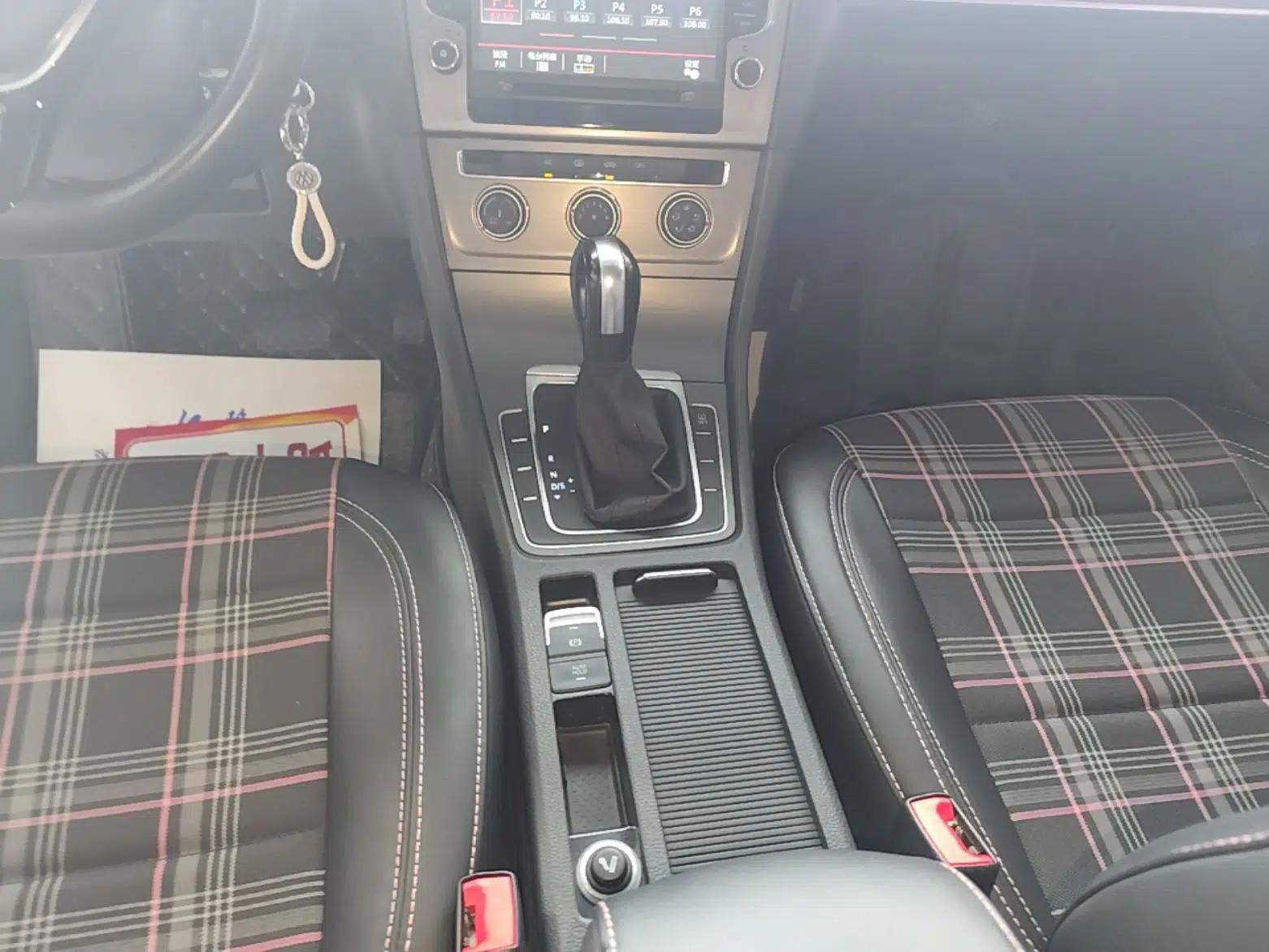 Volkswagen Golf 2015 1.6L Automatic Comfort Model — миниатюра 16