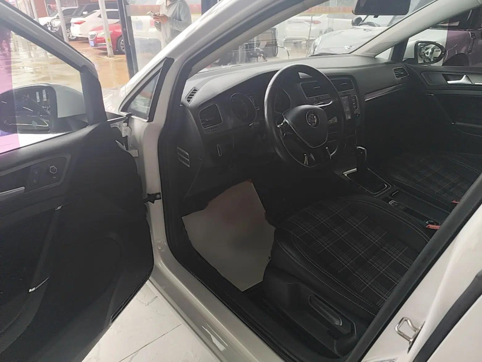 Volkswagen Golf 2015 1.6L Automatic Comfort Model — миниатюра 18