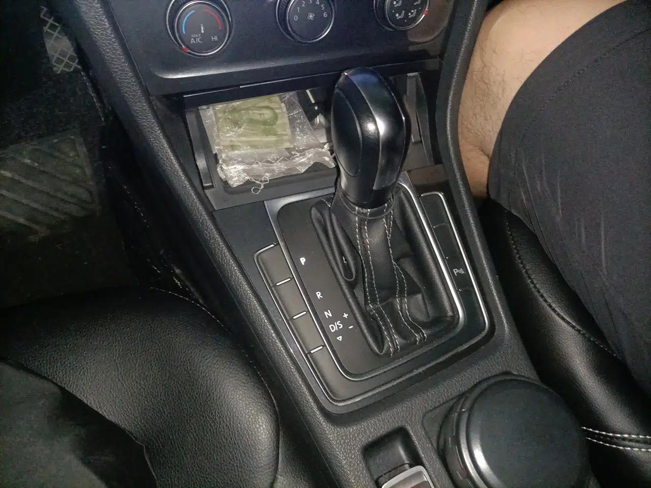 Volkswagen Golf 2017 1.6L Automatic Comfort Million-Vehicle Anniversary Edition — миниатюра 14