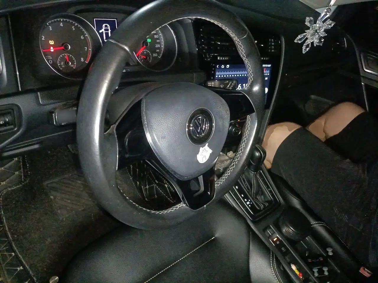 Volkswagen Golf 2017 1.6L Automatic Comfort Million-Vehicle Anniversary Edition — миниатюра 10