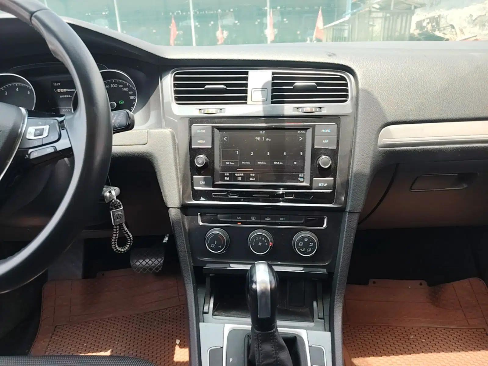 Volkswagen Golf 2018 1.6L Automatic Comfort Model — миниатюра 15