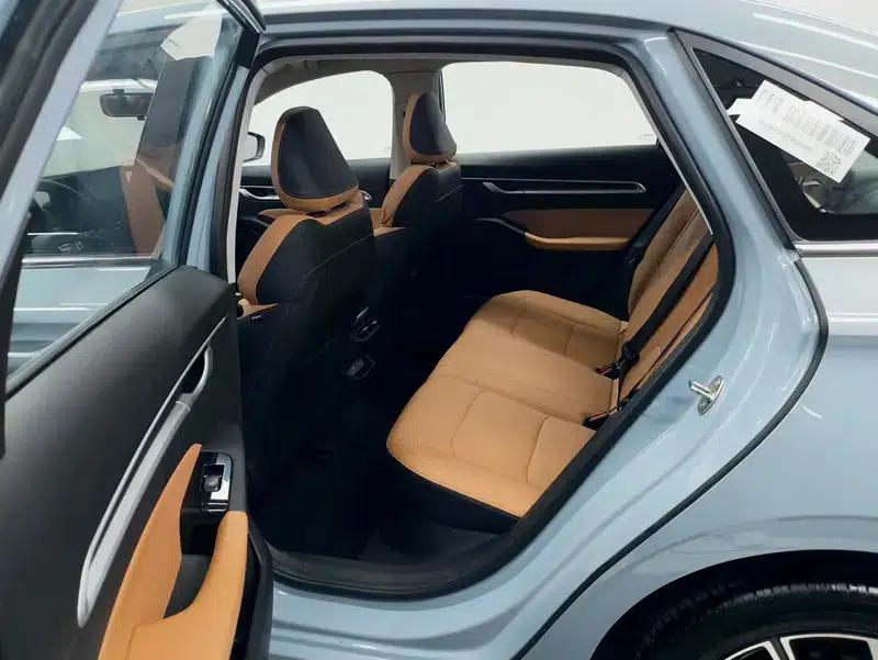 Geely Emgrand 2025 4th Generation 1.5L CVT Flagship Edition — миниатюра 18