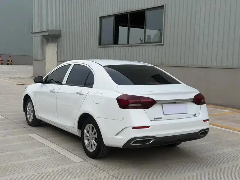 Geely Emgrand 2020 1.5L CVT Luxury Edition — миниатюра 4