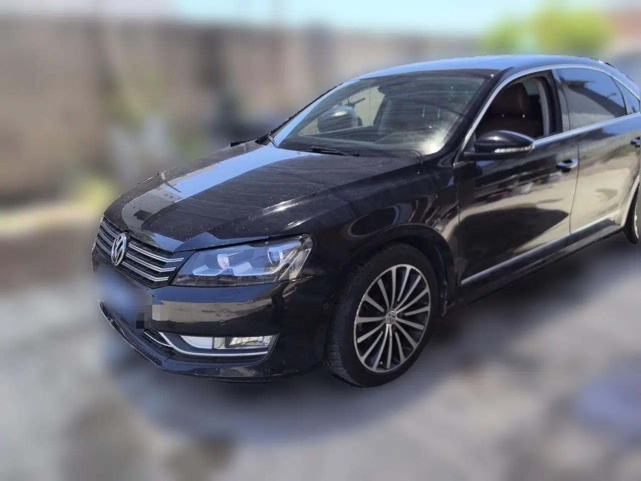 Volkswagen Passat 2013 3.0L V6 DSG Flagship Edition — миниатюра 1