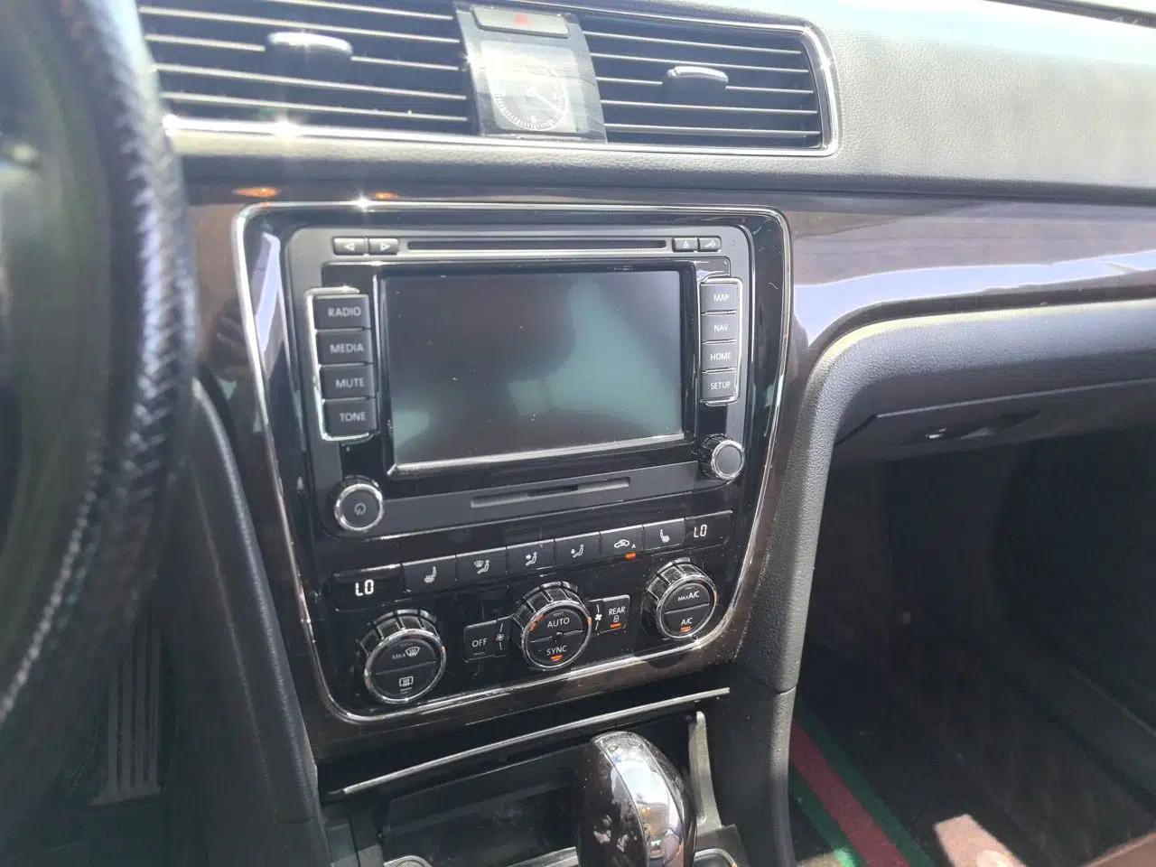 Volkswagen Passat 2013 3.0L V6 DSG Flagship Edition — миниатюра 13