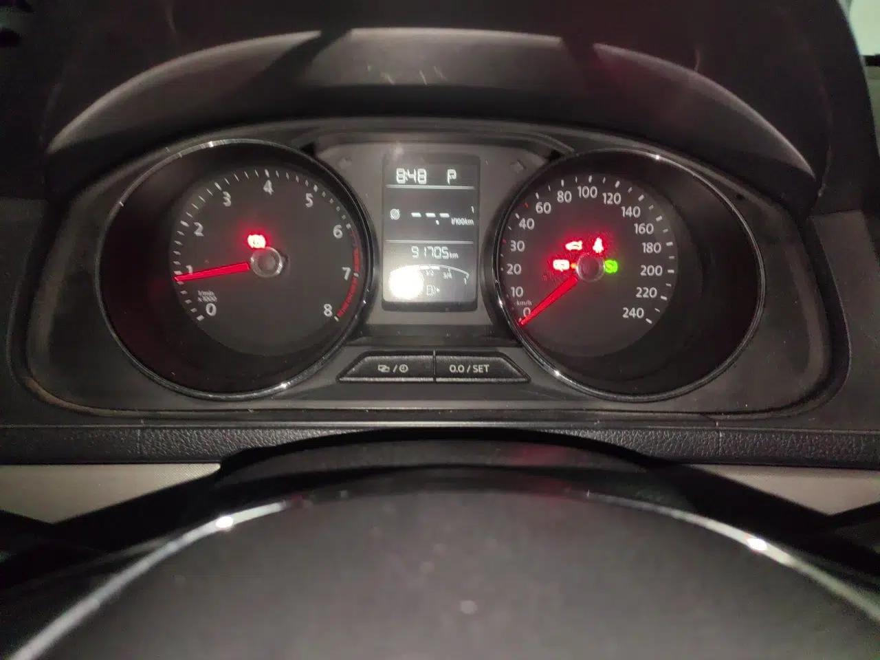 Volkswagen Lavida 2015 1.6L Automatic Comfort Edition — миниатюра 11
